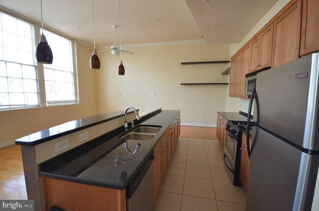 Building Photo - 900 Barton Street Unit 202