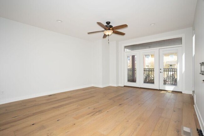 Foto del edificio - 2 Bedroom Townhome in Chatham Arch