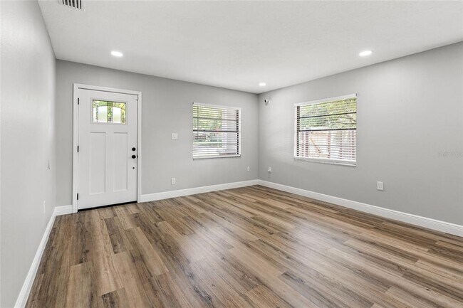 Building Photo - 5802 N Suwanee Ave
