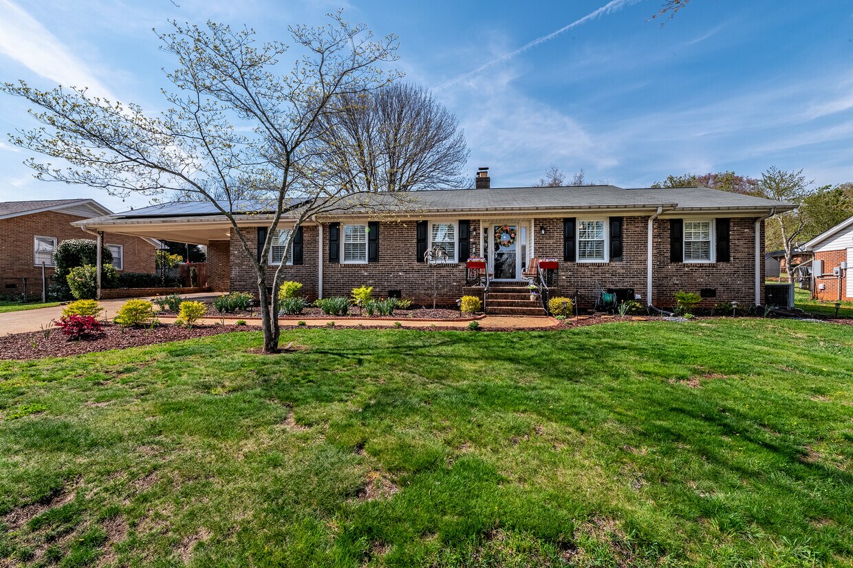 10 Queensbury Dr, Greenville, SC 29617 House for Rent in Greenville