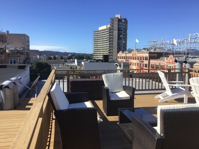 Roof Deck looking West - 2942 Larkin St