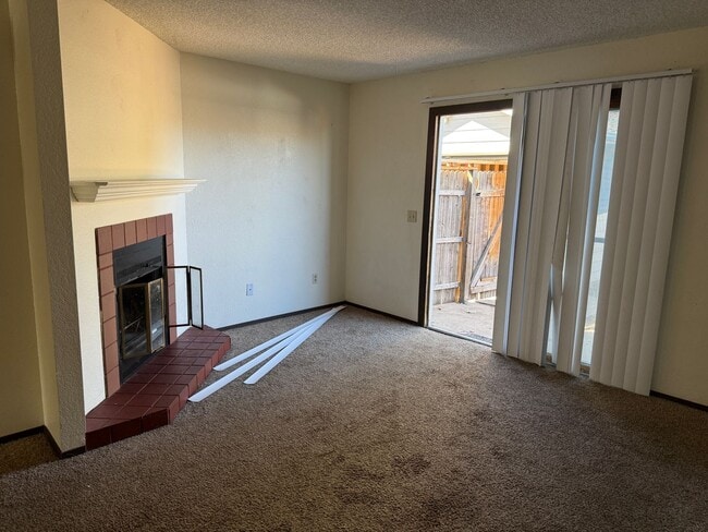 Foto del edificio - 3 bedroom, 2 bath new Centennial Lake
