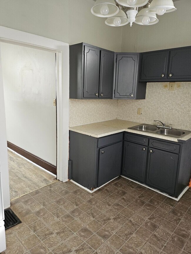 Building Photo - EHA Approved Small 2 Bed house Available Now