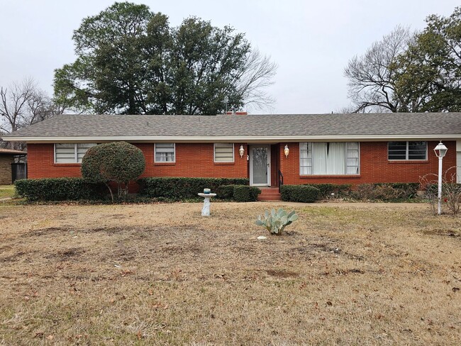 Building Photo - Beautiful 3 Bedroom 2 Full Bath Home