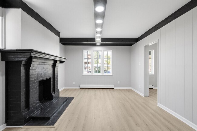 Foto del edificio - Stunning 5 bedroom home in Sheraden available March 1st!
