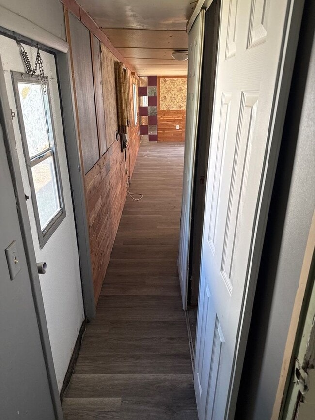 Building Photo - 413 Iris Dr