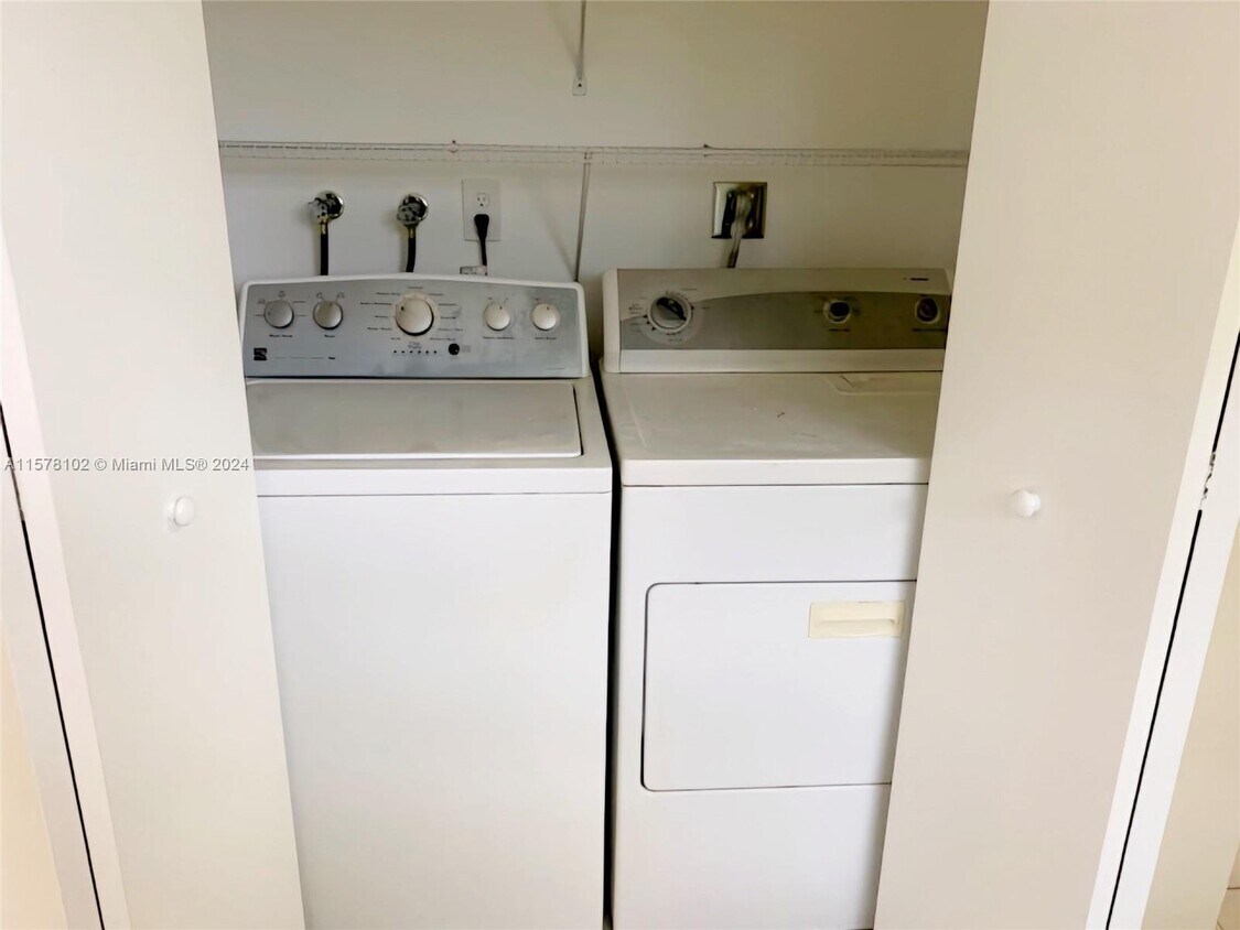 Foto principal - 10957 SW 25th St