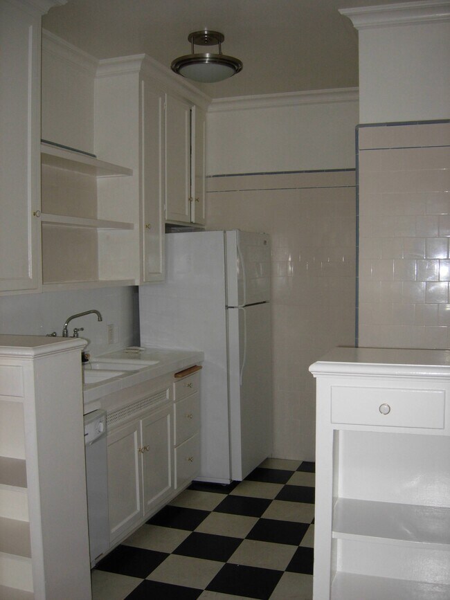 Kitchen - 1400 N Laurel Ave