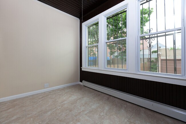 Foto del edificio - 104-53-10438 38th Ave