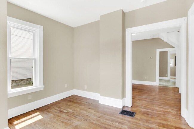 Foto del edificio - Available Now Spacious Three Bedroom in St...