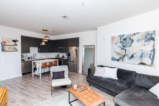 Building Photo - Spacious PENTHOUSE unit has it all! Light filled 1BR/1BA + DEN condo