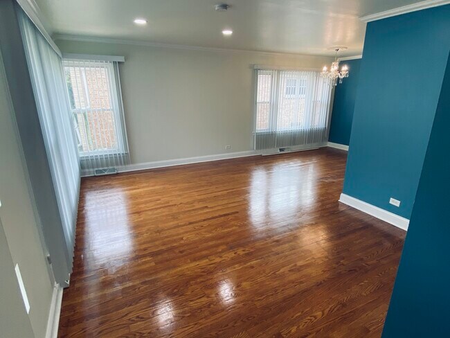 Sala de estar con iluminación empotrada - 8136 Crawford Ave