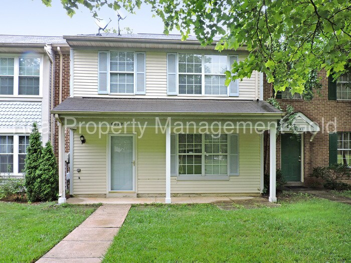 Inner Townhouse with Fenced Yard and Patio Townhome Rentals in