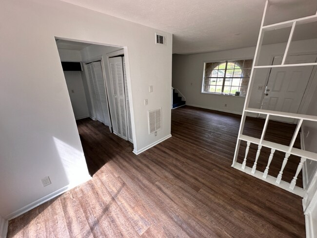 Foto del edificio - 1071-1073 Laurel Ln NW