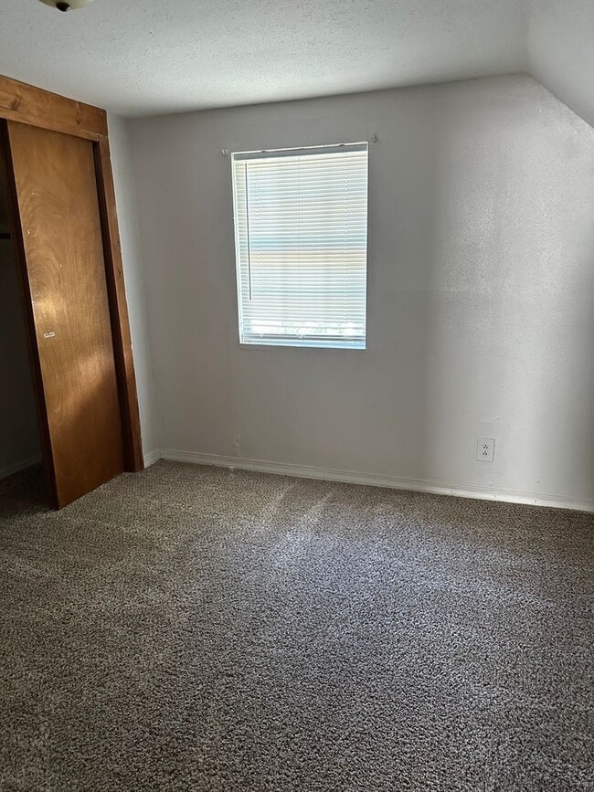 Building Photo - Spacious 3 Bedroom 1 Bathroom House in Jop...