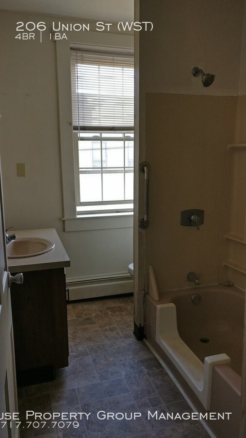 Foto del edificio - Spacious 4 Bedroom House