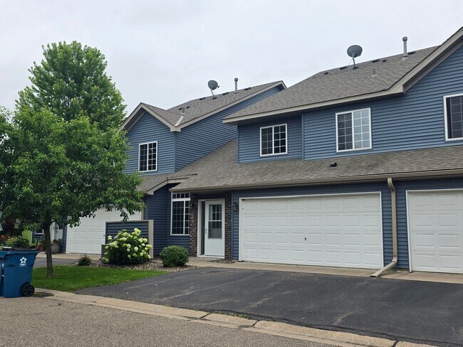 Foto del edificio - 2 BEDROOM UNIT WITH TWO CAR GARAGE – AVAIL...