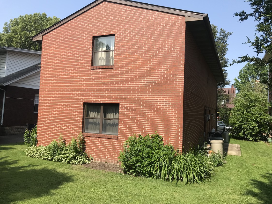 2-Bedroom/1-bathroom/eat in kitchen/laundry room/new carpet and flooring/New kit - 122 Lexington Ave