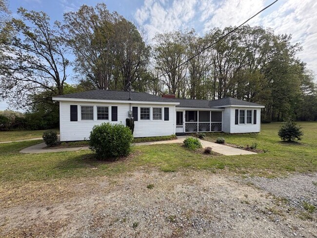 Foto del edificio - Fully furnished house on the outskirts of town.