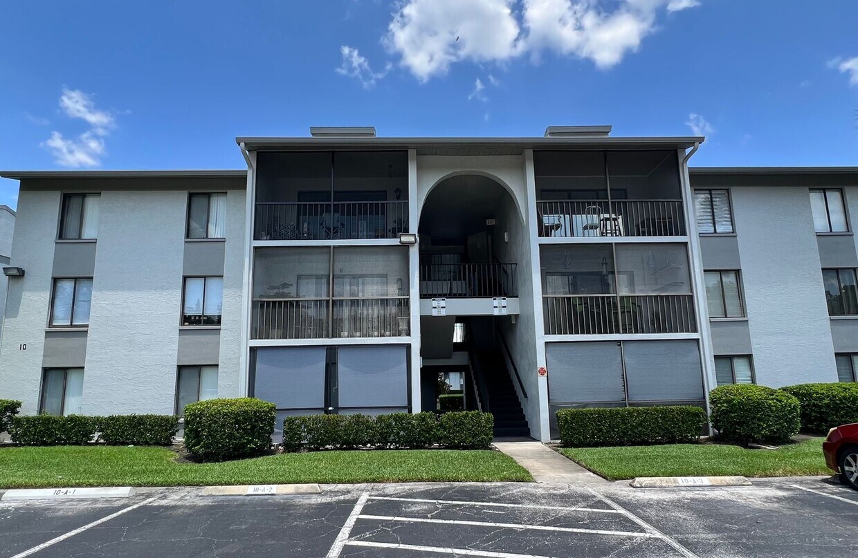 Foto principal - Beautifully Updated 2 Bedroom, 2 Bath Top ...