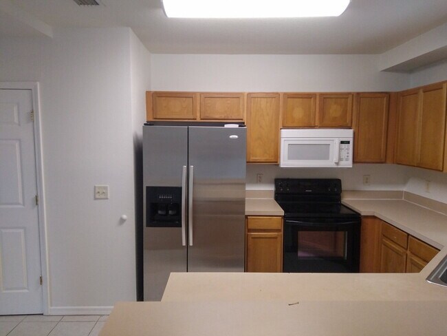 Foto del edificio - Spacious 2 Bedroom, 2 1/2 Bath Townhome in...