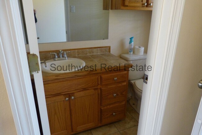 Building Photo - Super Cute 2 bedroom 2 bath townhouse
