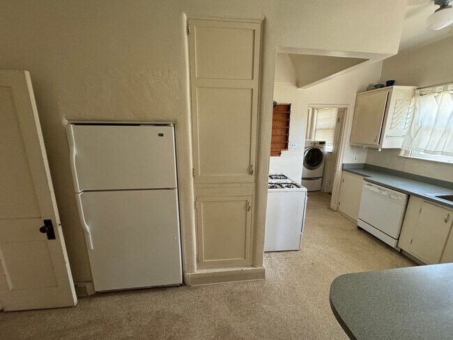 Foto del edificio - 4 Br, 2 Ba with kitchen appliances and bas...