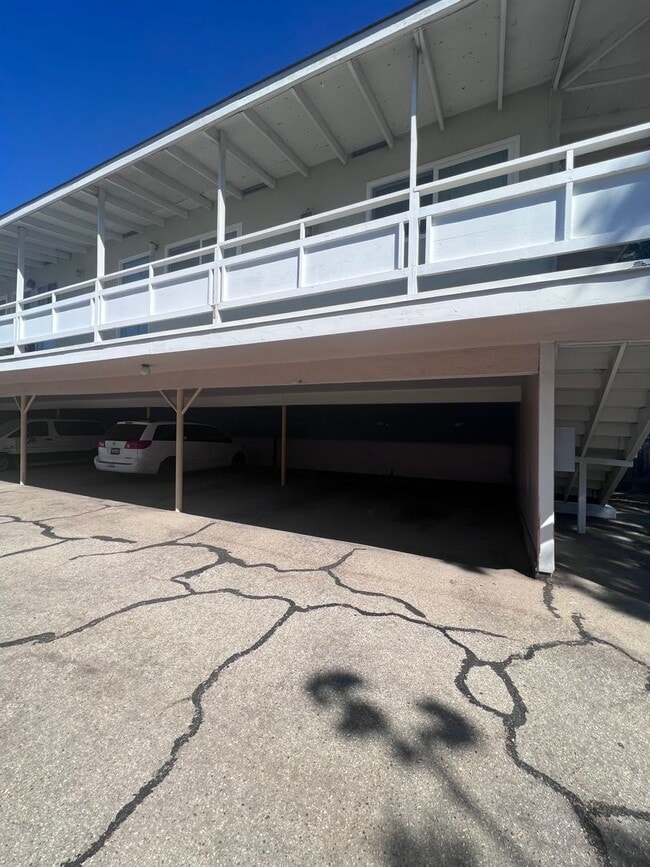 Building Photo - Midtown Ventura - One bedroom, one bath up...