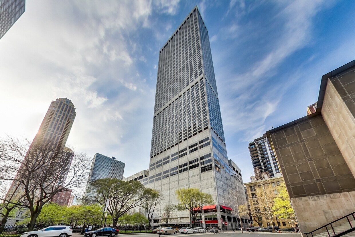 Foto principal - 180 E Pearson St
