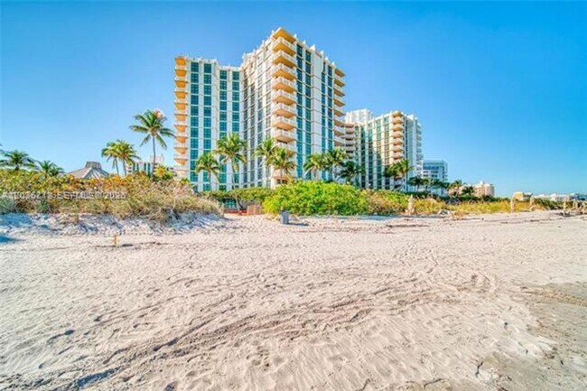 Foto del edificio - 1121 Crandon Blvd