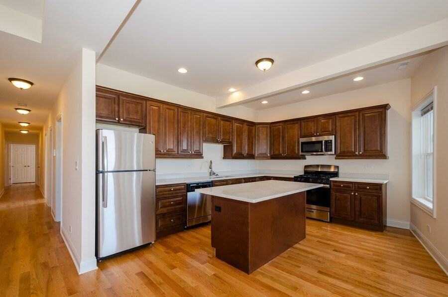 Primary Photo - 7602 N Eastlake Terrace