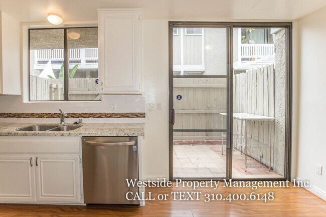 Building Photo - Stunning Tri Level Townhouse - West LA Nei...