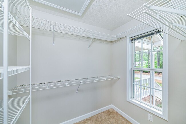 Building Photo - 10 Hampshire Ln