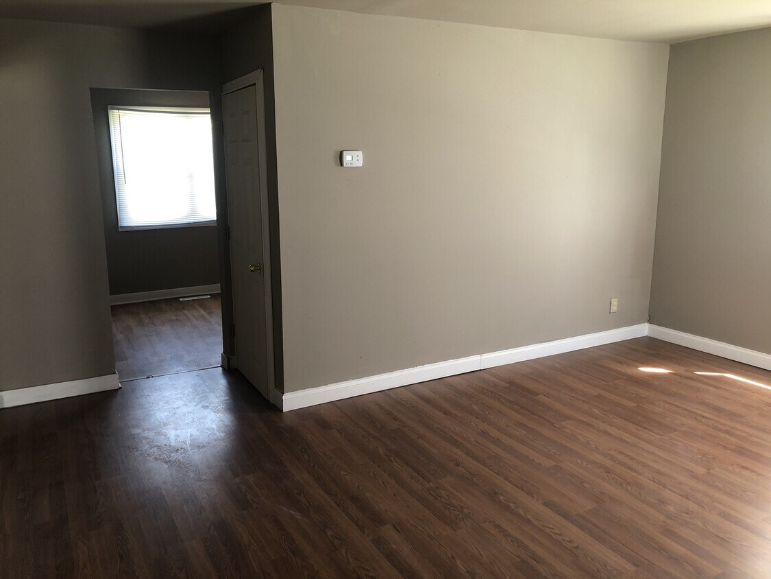 Building Photo - HUGE 3 BEDROOM WITH BONUS ROOM AND ATTACHE...