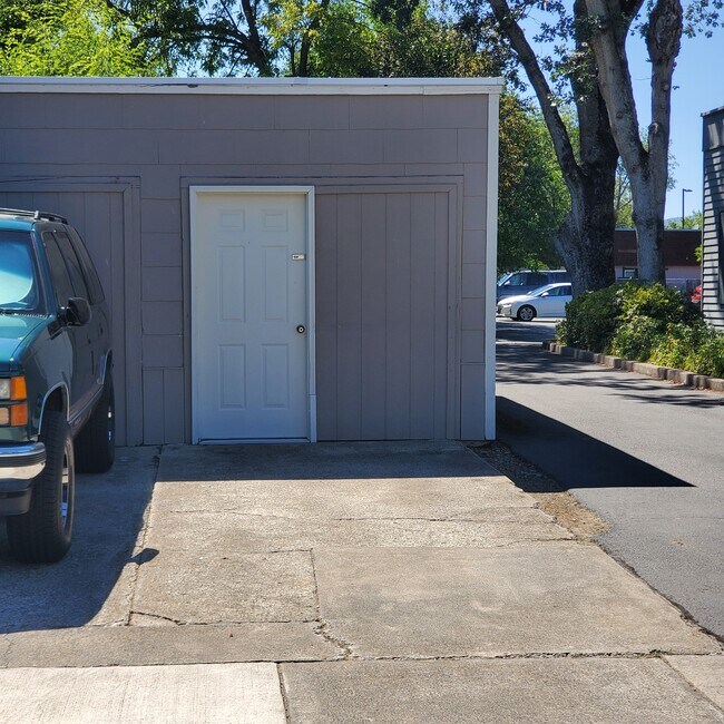 Lugar de estacionamiento fuera de la calle con garaje de almacenamiento - 230 Laurel St