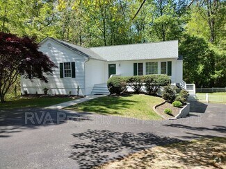 Building Photo - 5815 Meadowood Pl