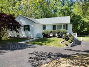 Building Photo - 5815 Meadowood Pl