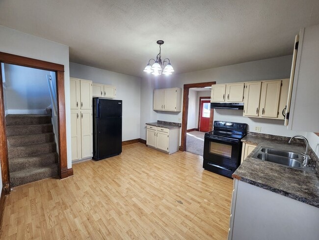 Building Photo - Spacious 3 Bedroom 1.5 Bathroom Home