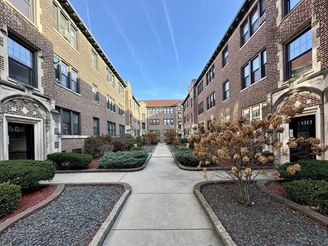 Building Photo - 1312 Oak Ave