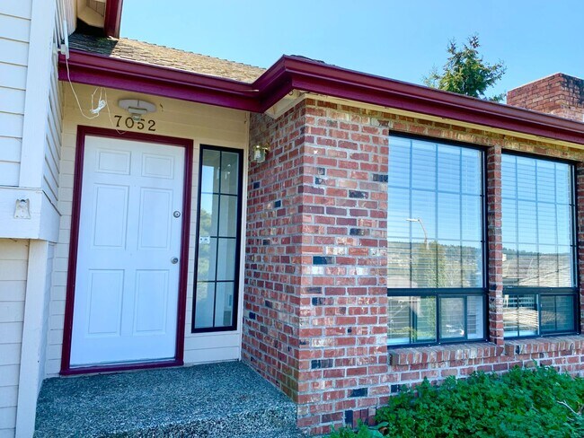 Building Photo - Beautiful 3-Bedroom Home with A/C in Priva...