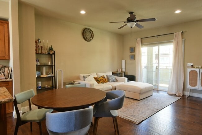 Building Photo - Beautiful and Modern 3 Bedroom 3.5 Bath Tr...