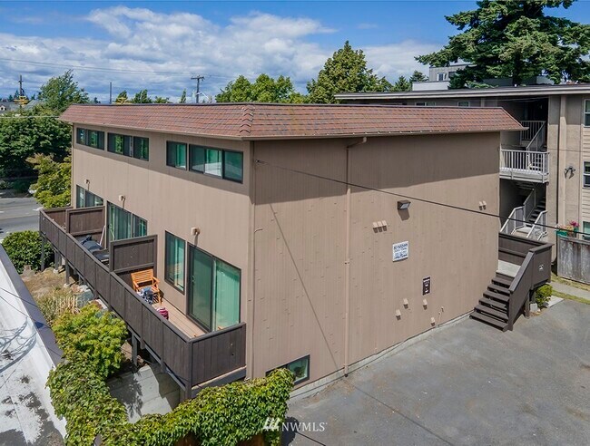 Building Photo - 4054 California Ave SW