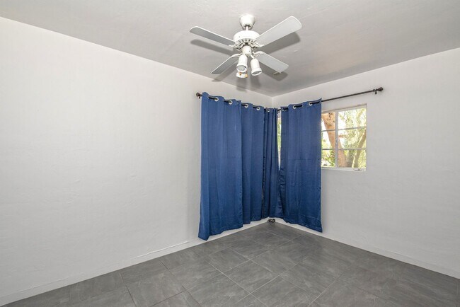 Building Photo - 1640 W Clarendon Ave