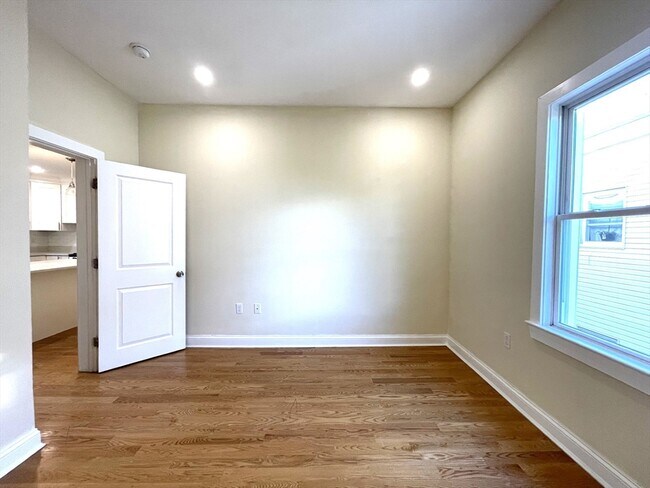 Building Photo - 122 Bellingham St