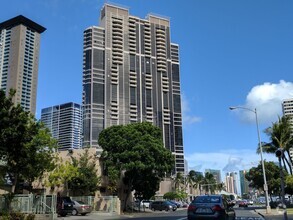 Building Photo - 600 Queen St