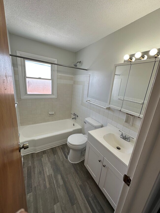 Foto del edificio - 2 bed 1 Bath Apartment Home located in Speedway! Wayne Township