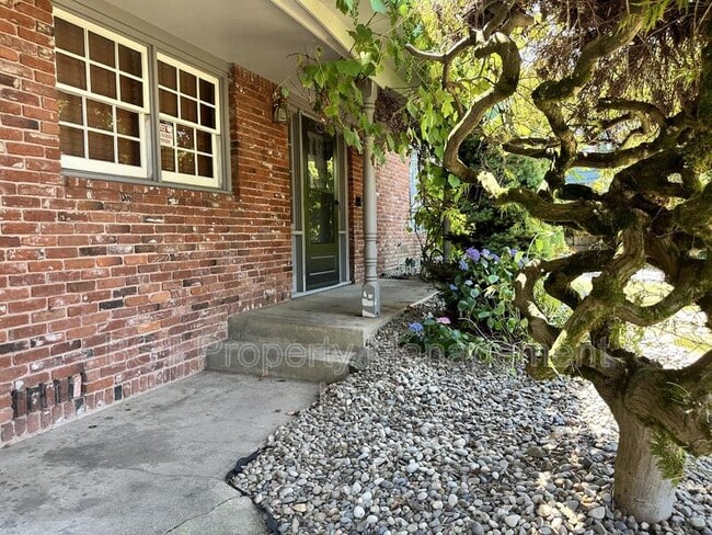 Building Photo - 1458 Greenwood Dr NE