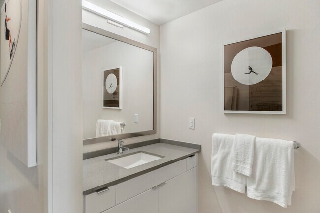 Foto del edificio - 1288 E Hillsdale Blvd