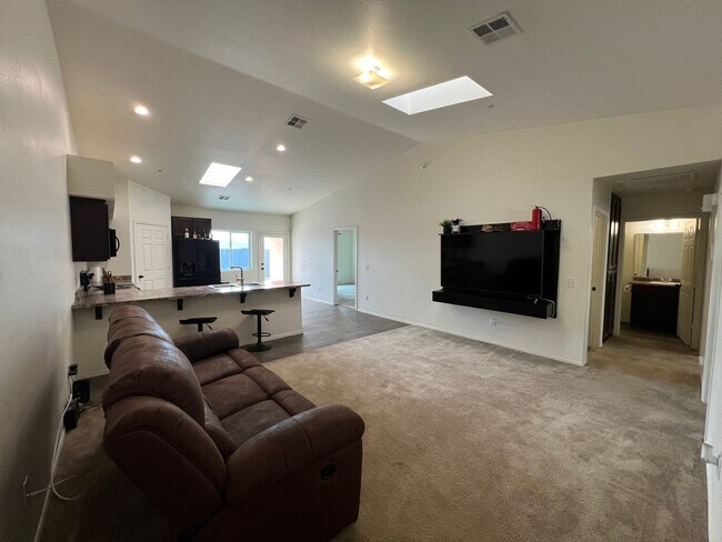 Foto del edificio - 3 BEDROOM HOME WITH SOLAR IN DESERT SKY!