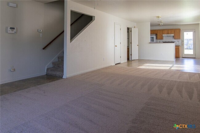 Building Photo - 102 E Robin Ln